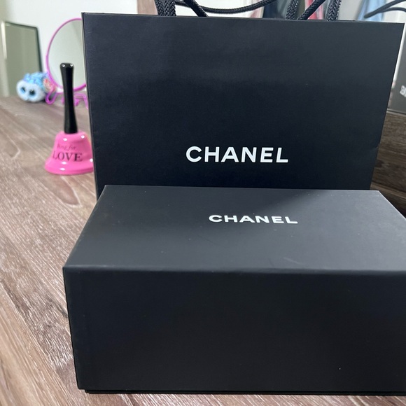 Sunglasses, never worn - Picture 2 of 3